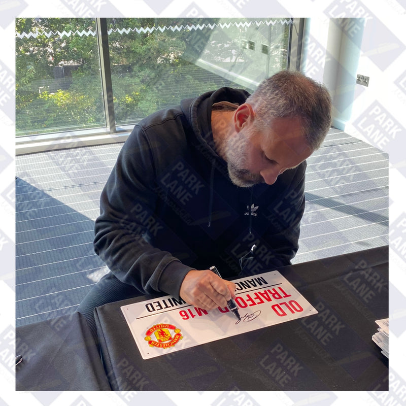 RYAN GIGGS PERSONALLY SIGNED MANCHESTER UNITED METAL STREET SIGN. PLM772