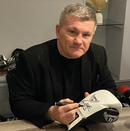 RICKY HATTON SIGNED WHITE BOXING GLOVE LEFT HAND WITH LOGO- PORTRAIT SIGNATURE