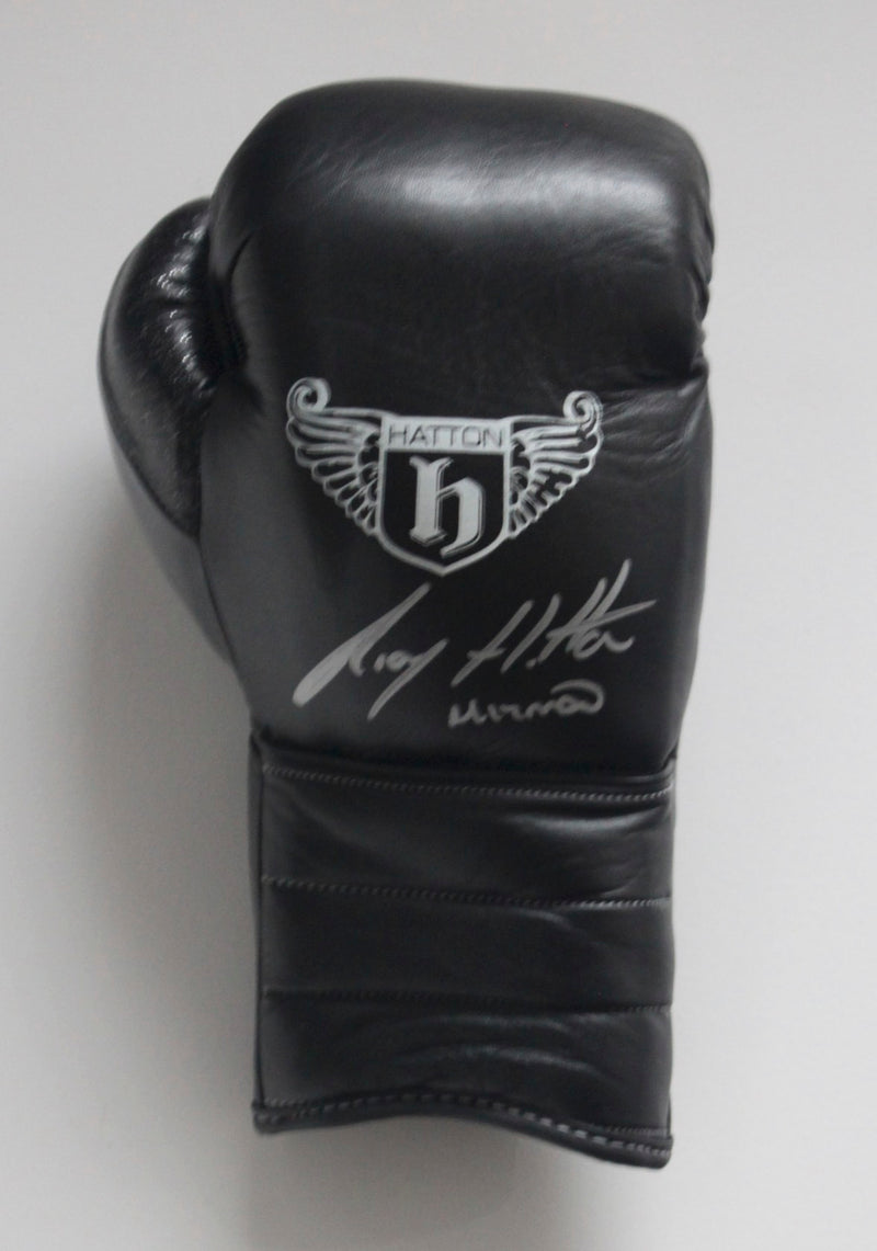 RICKY HATTON SIGNED RIGHT HANDED BLACK BOXING GLOVE WITH LOGO- PORTRAIT SIGNATURE PLM831
