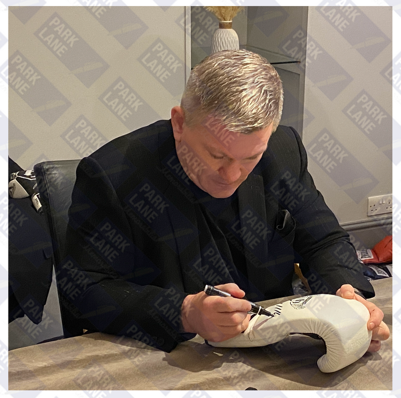 RICKY HATTON SIGNED WHITE BOXING GLOVE RIGHT HAND WITH LOGO- PORTRAIT SIGNATURE