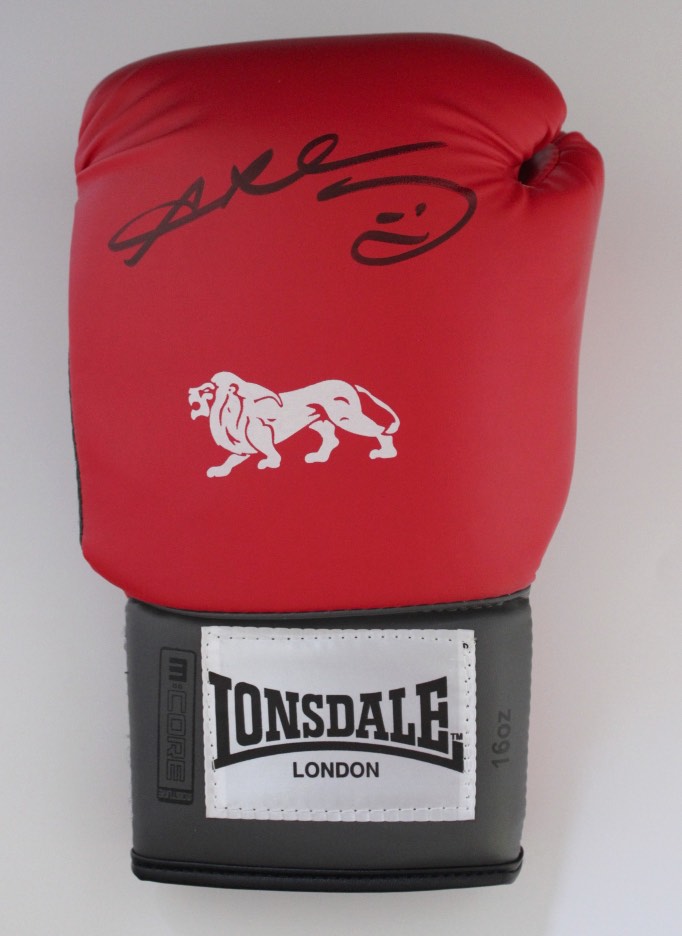 RAY LEONARD - SIGNED RED BOXING GLOVE - LEFT HAND PORTRAIT SIGNATURE