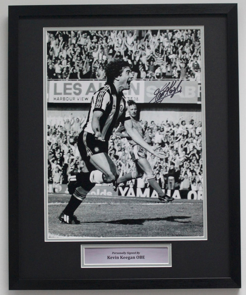 KEVIN KEEGAN PERSONALLY SIGNED PHOTO - NEWCASTLE DEBUT - CLASSIC FRAME