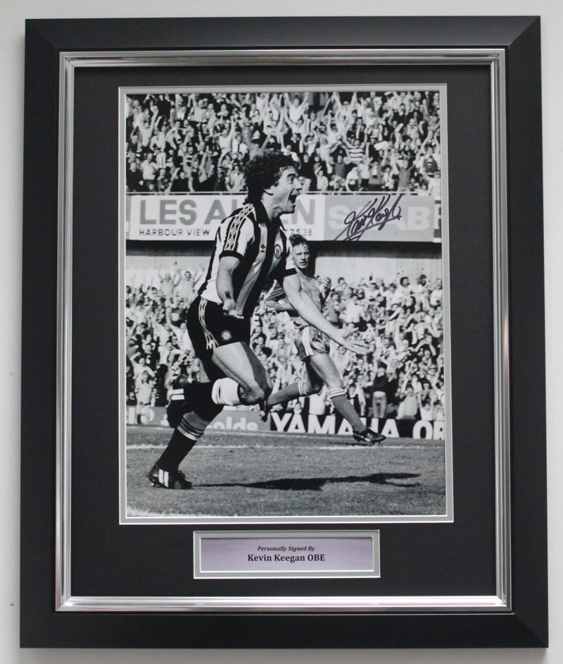 KEVIN KEEGAN PERSONALLY SIGNED PHOTO - NEWCASTLE DEBUT - DELUXE FRAME