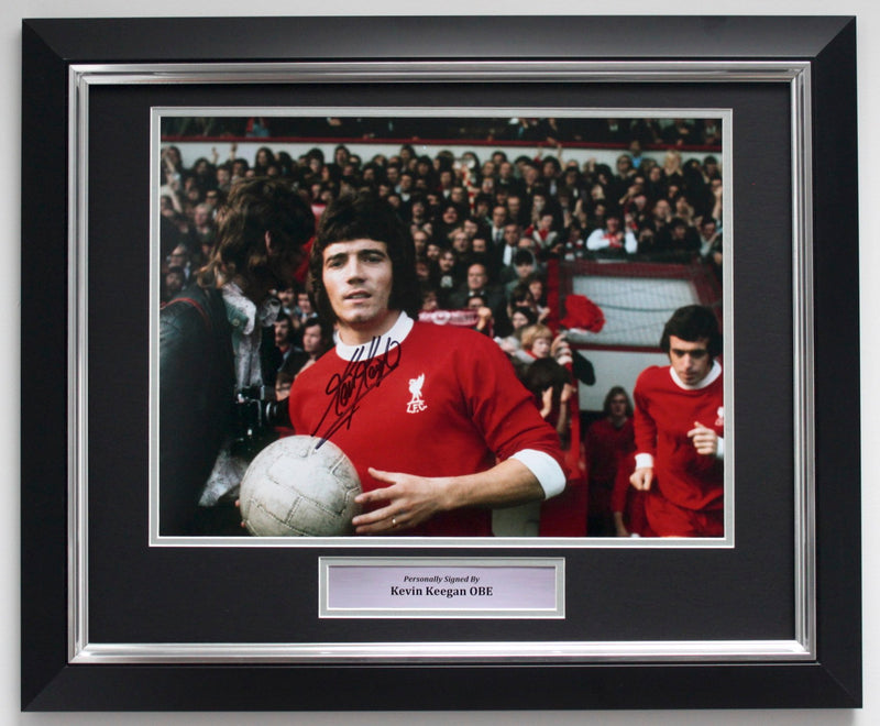 KEVIN KEEGAN PERSONALLY SIGNED PHOTO - ANFIELD DEBUT - DELUXE FRAME