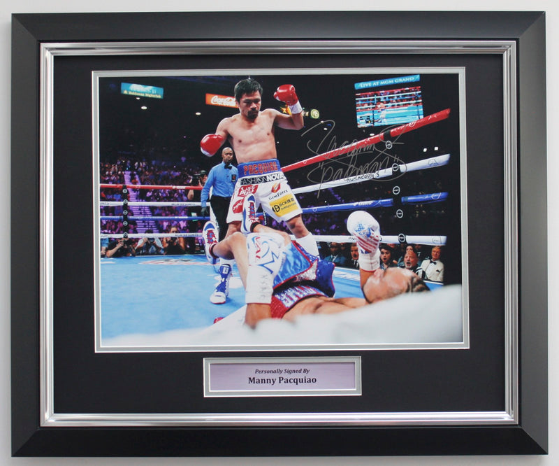 MANNY PACQUAIO - PERSONALLY SIGNED PHOTOGRAPH - KNOCKING DOWN KEITH THURMAN - DELUXE FRAME